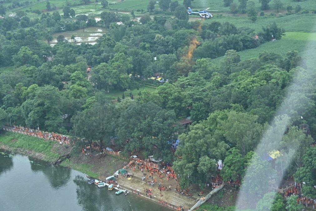 कथा वाचक पं.प्रदीप मिश्रा से मिले मुख्यमंत्री विष्णु देव साय और विस अध्यक्ष डॉ रमन सिंह, कांवड़ियों पर हेलिकॉप्टर से पुष्प वर्षा 1 IMG 20240805 201026 448