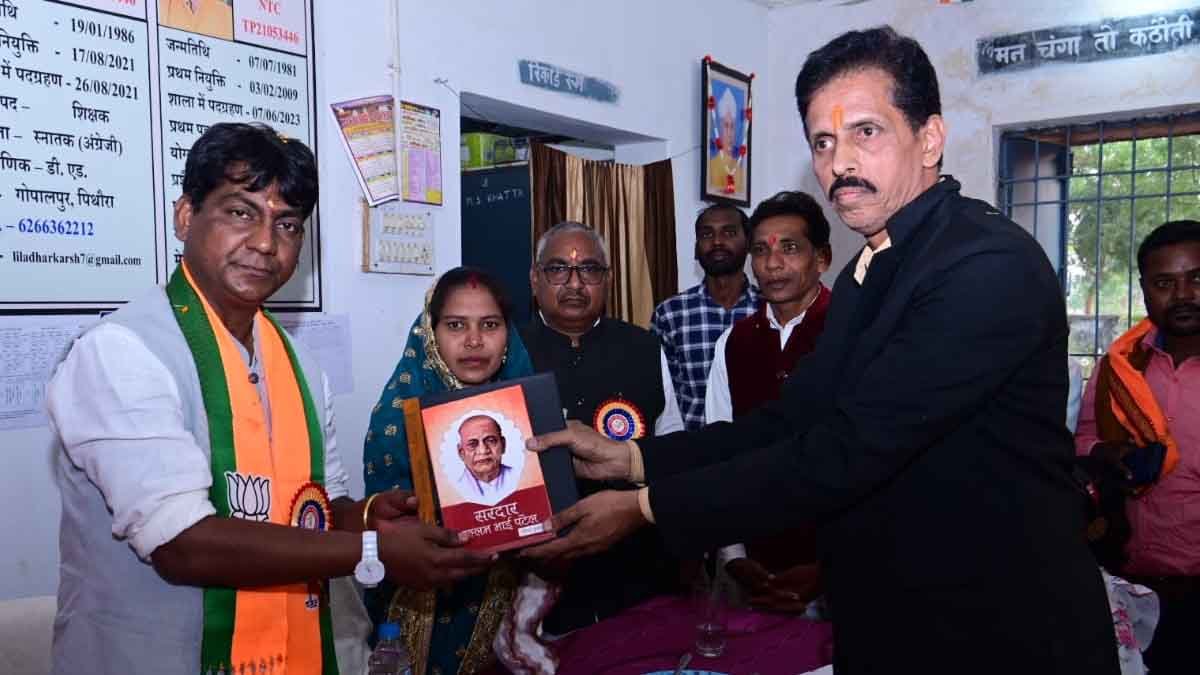 विधायक सिन्हा ने खट्टा में किया जनसंपर्क, स्कूल में पेयजल, विद्युत, शौचालय सहित शिक्षकों की मांग 1 Mahasamund