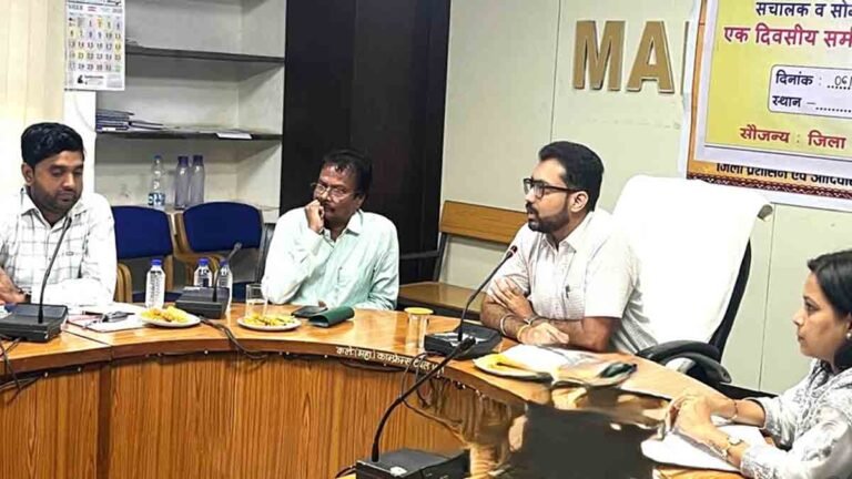 समीक्षा बैठक कलेक्टोरेट महासमुंद