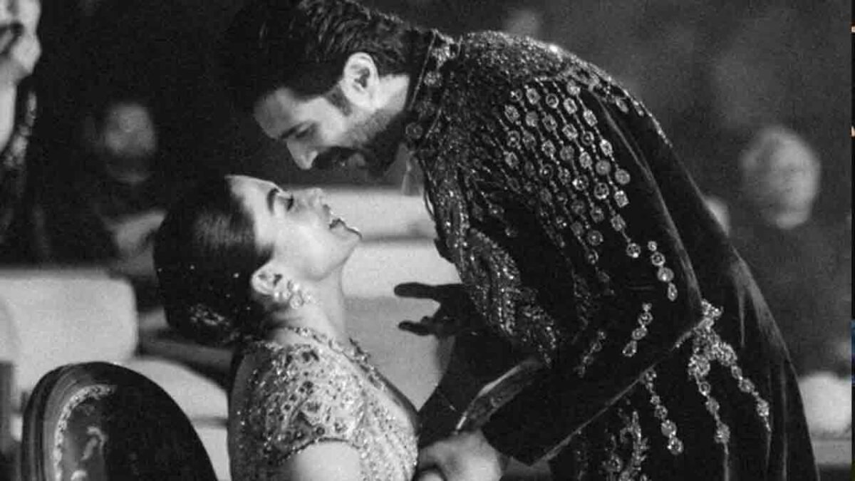 रॉयल अंदाज़ में सजी संगीत नाइट: विजय देवरकोंडा ने रश्मिका मंदाना को गोद में उठाकर किया रोमांटिक डांस, वायरल हुईं तस्वीरें 2 Vijay Deverakonda Rashmika Mandanna