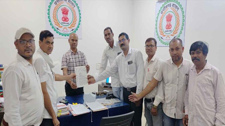 तत्कालीन डीईओ लहरे के निलंबन से आहत अजाक्स संगठन ने अपर कलेक्टर को सौंपा ज्ञापन, कार्रवाई निरस्त करने की मांग