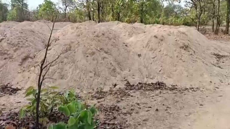 अवैध रूप से भंडारित रेत जब्त, संलिप्त लोगों के खिलाफ कार्रवाई शुरू