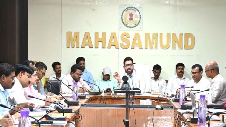 सड़क सुरक्षा से जुड़े निर्देशों का गंभीरता से पालन करने कलेक्टर ने दिए निर्देश