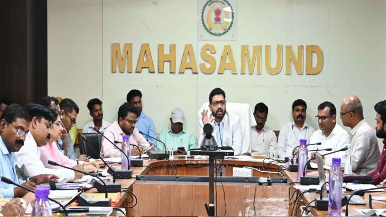 महासमुंद कलेक्टर ने ली साप्ताहिक समय-सीमा की बैठक, अधिकारी-कर्मचारियों को दिए जरूरी निर्देश