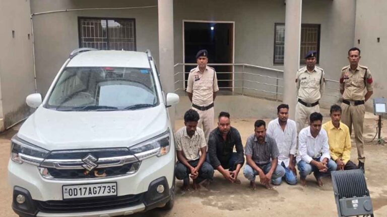 उधार वसूली करने आए लोगों ने किया युवक का अपहरण, वाहन चेकिंग कर रही पुलिस ने छुड़ाया, 6 आरोपी गिरफ्तार 1 उधार वसूली करने आए लोगों ने किया युवक का अपहरण, वाहन चेकिंग कर रही पुलिस ने छुड़ाया, 6 आरोपी गिरफ्तार