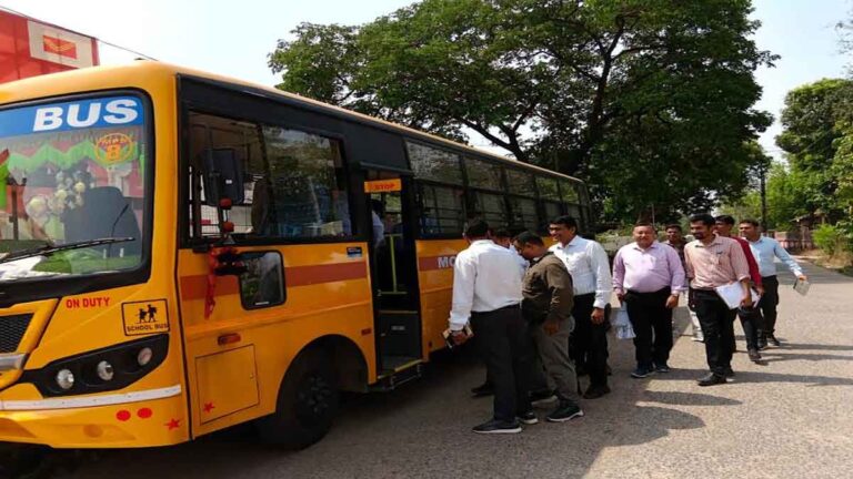 महासमुंद के बसना प्रशासन की अनोखी पहल: सामूहिक बस यात्रा से दिया ईंधन बचत, पर्यावरण संरक्षण और मितव्ययिता का बड़ा संदेश 1 महासमुंद के बसना प्रशासन की अनोखी पहल: सामूहिक बस यात्रा से दिया ईंधन बचत, पर्यावरण संरक्षण और मितव्ययिता का बड़ा संदेश