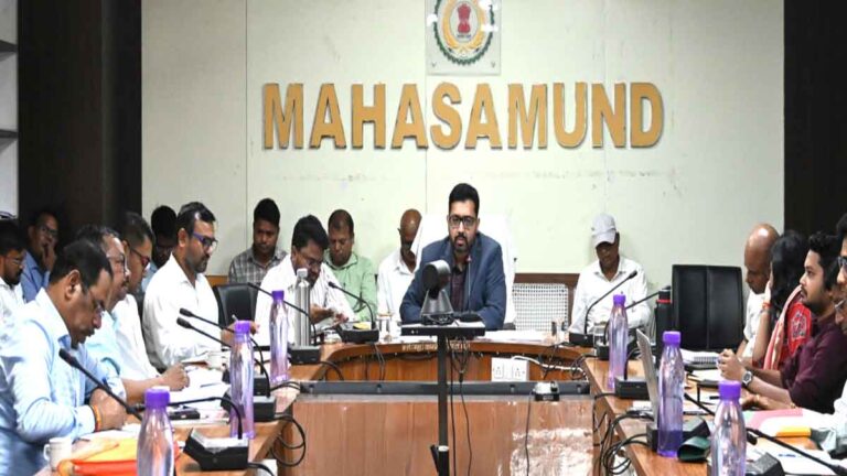 महासमुंद कलेक्टर ने दिए सरकारी खर्च में मितव्ययिता के निर्देश, किसानों का एग्रीस्टेक पोर्टल पर ज्यादा से ज्यादा पंजीयन कराने पर जोर