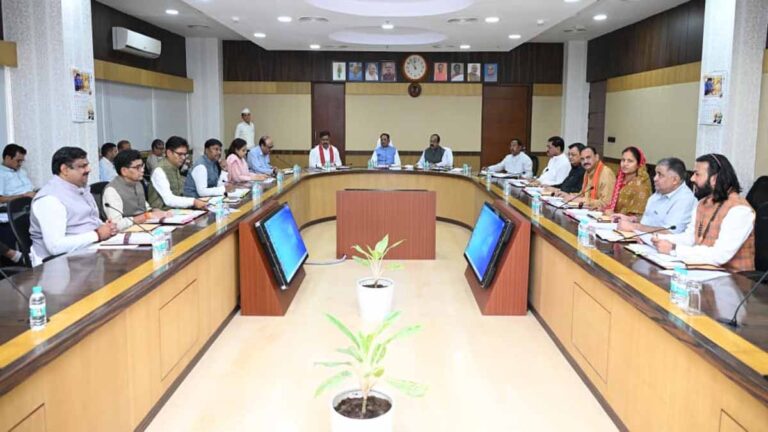 छत्तीसगढ़ कैबिनेट के 7 बड़े फैसले: AI मिशन, BEML प्लांट और डिजिटल गवर्नेंस को मिली मंजूरी 1 छत्तीसगढ़ कैबिनेट के 7 बड़े फैसले: AI मिशन, BEML प्लांट और डिजिटल गवर्नेंस को मिली मंजूरी