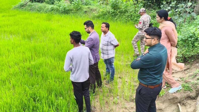 महासमुंद कलेक्टर ने खेतों में उतरकर डिजिटल क्रॉप सर्वे किया