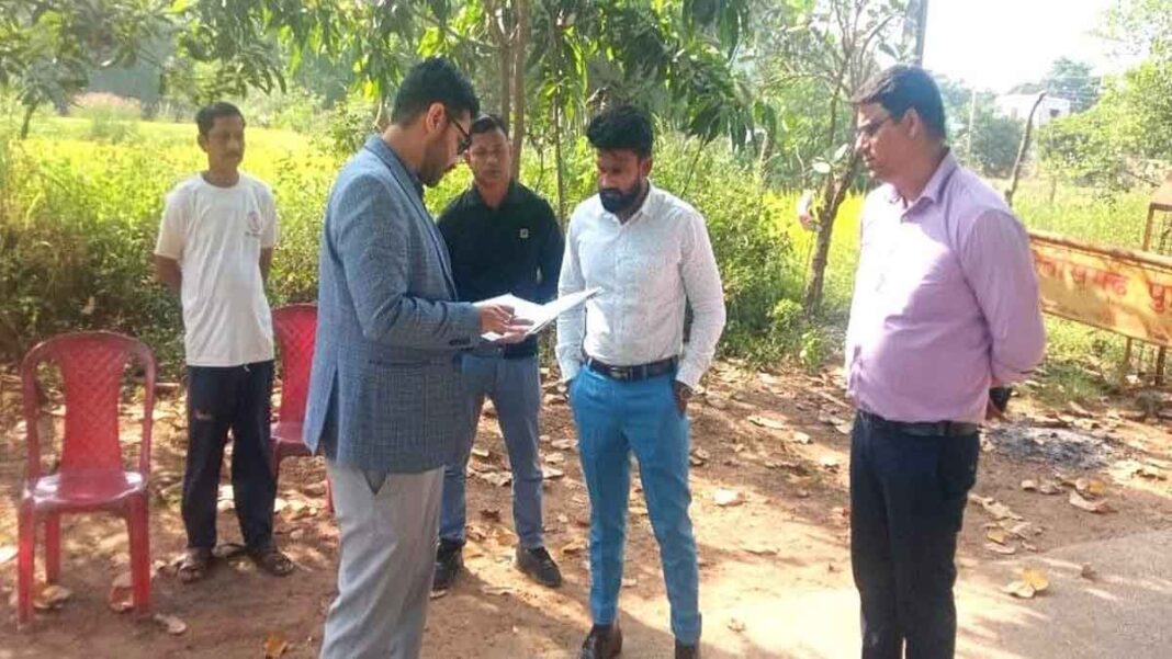 Collector Mahasamund Checkpost Inspection ओडिशा बार्डर के धान खरीदी केंद्रों का कलेक्टर महासमुंद ने किया निरीक्षण