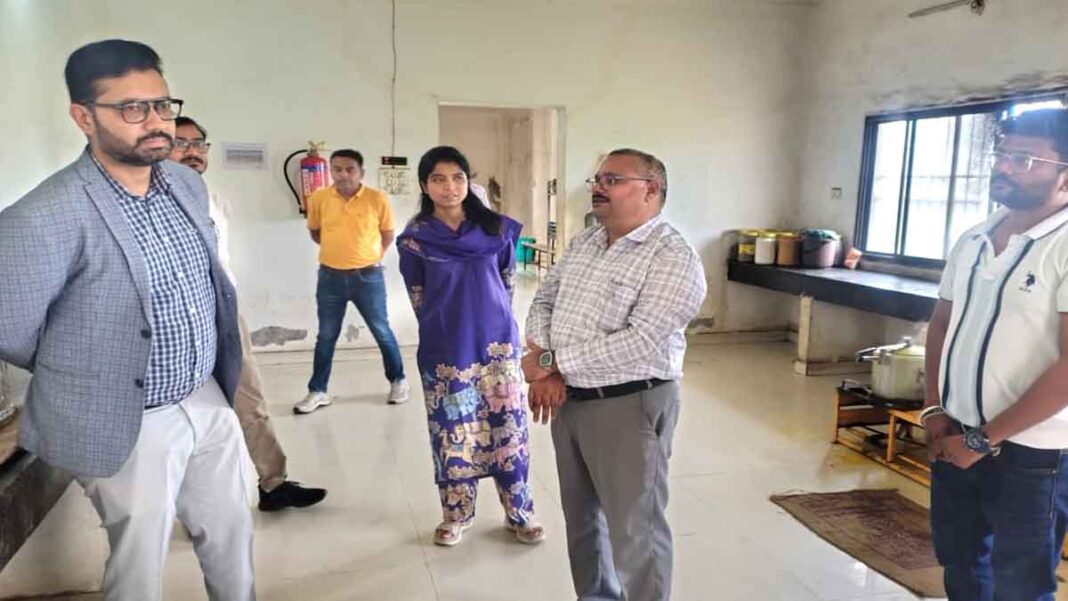 Collector Mahasamund Inspection in School कलेक्टर ने स्कूल का निरीक्षण किया