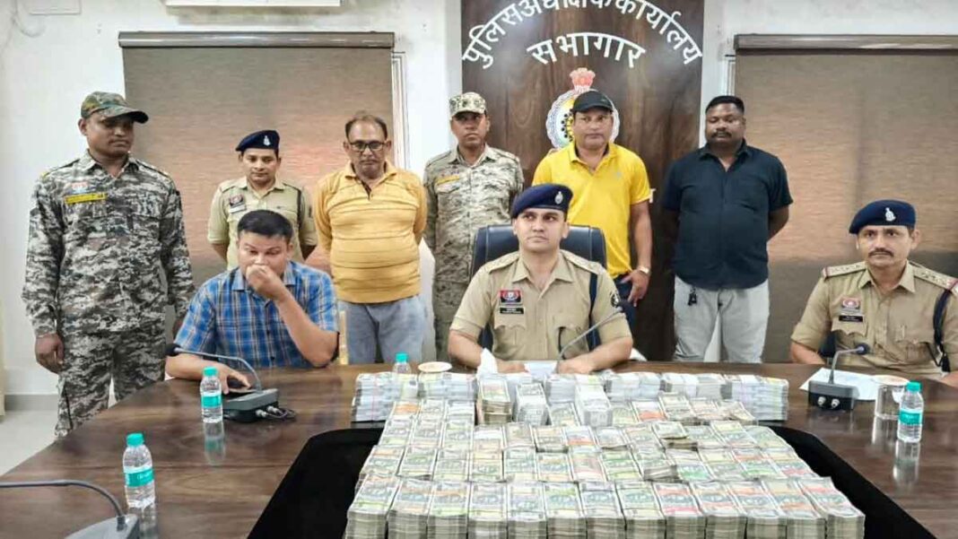 Crime News Mahasamund - 12 खैर लकड़ी के अवैध परिवहन मामले में महासमुंद पुलिस की कार्रवाई
