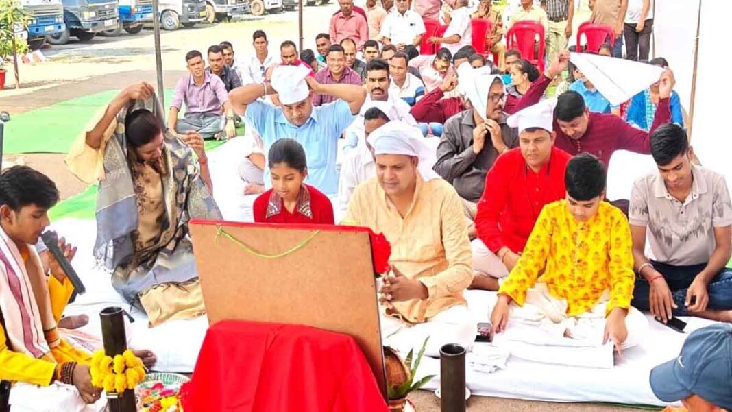 पुलिस लाइन महासमुंद में शस्त्र पूजन