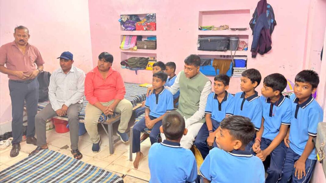 mahasamund hostel inspection vedram manhare महासमुंद में छात्रावास निरीक्षण के दौरान छत्तीसगढ़ अनुसूचित जाति आयोग के उपाध्यक्ष वेदराम मनहरे